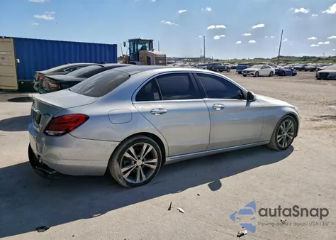 2017 Mercedes-Benz C 300 z USA, uszkodzony, nr VIN WDDWF4JB2HR222262